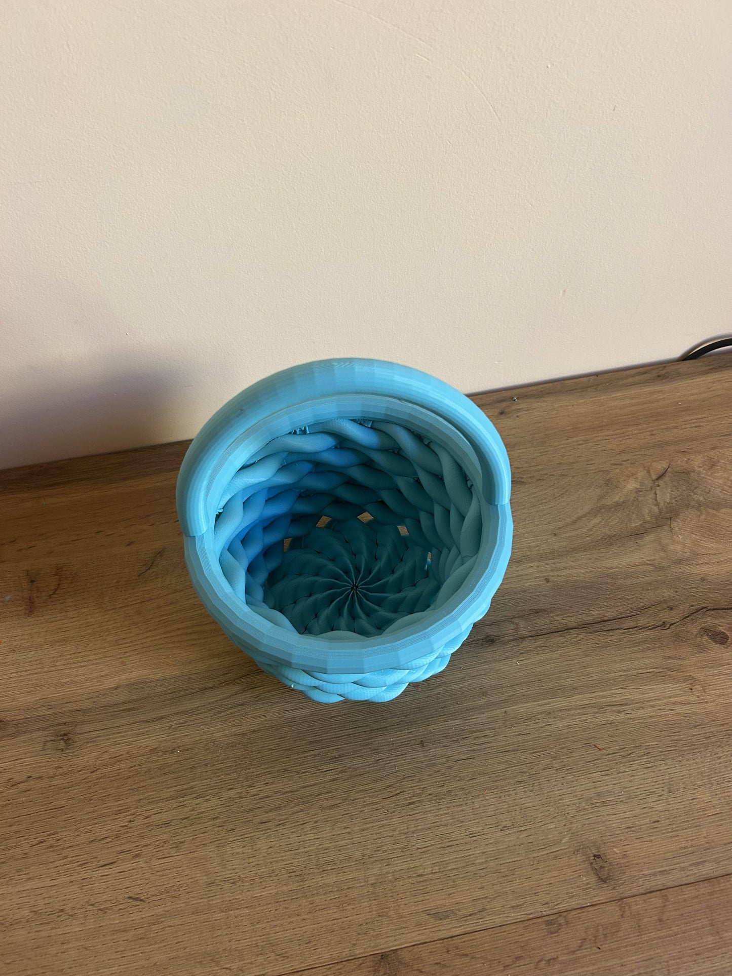 Vista dall’alto del Cestino della Vigilia stampato in 3D, struttura interna intrecciata e forma circolare