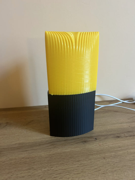 Lampada Lago Pogradec da tavolo in PLA stampata in 3D con design moderno e scultoreo