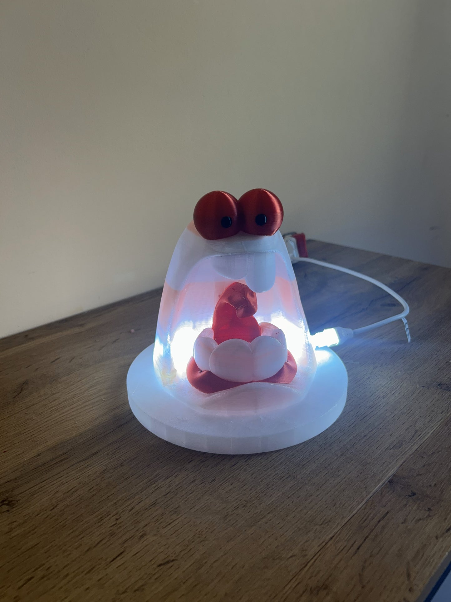 Lampada Paurosa stampata in 3D in PLA con illuminazione LED, ideale come luce d’atmosfera per interni