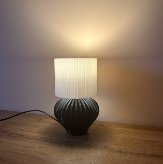 Lampada da tavolo Pesca Noce accesa con luce bianca, design stampato in 3D in PLA