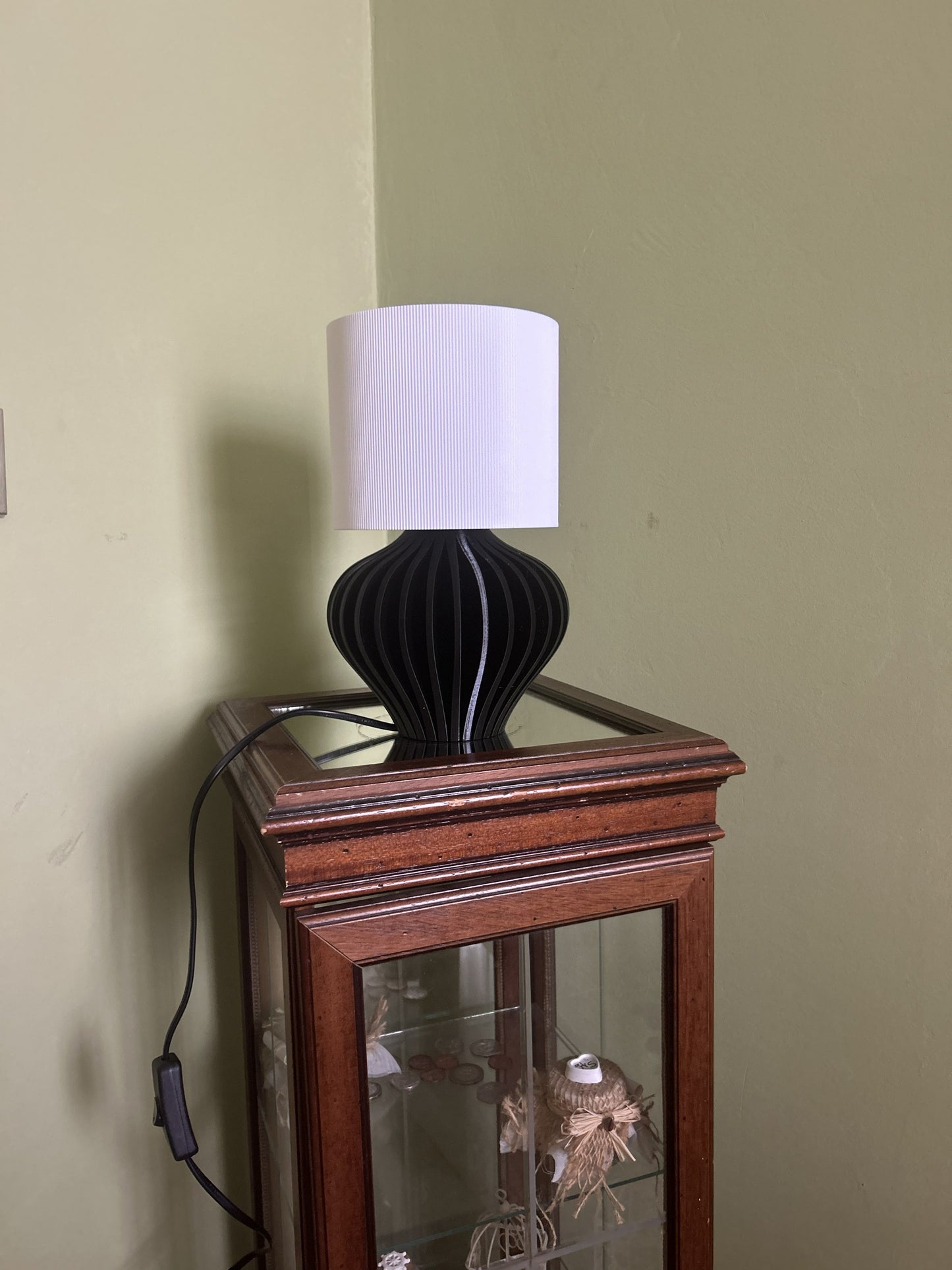 Lampada Pesca Noce da tavolo posizionata su mobile, lampada design in PLA stampata in 3D