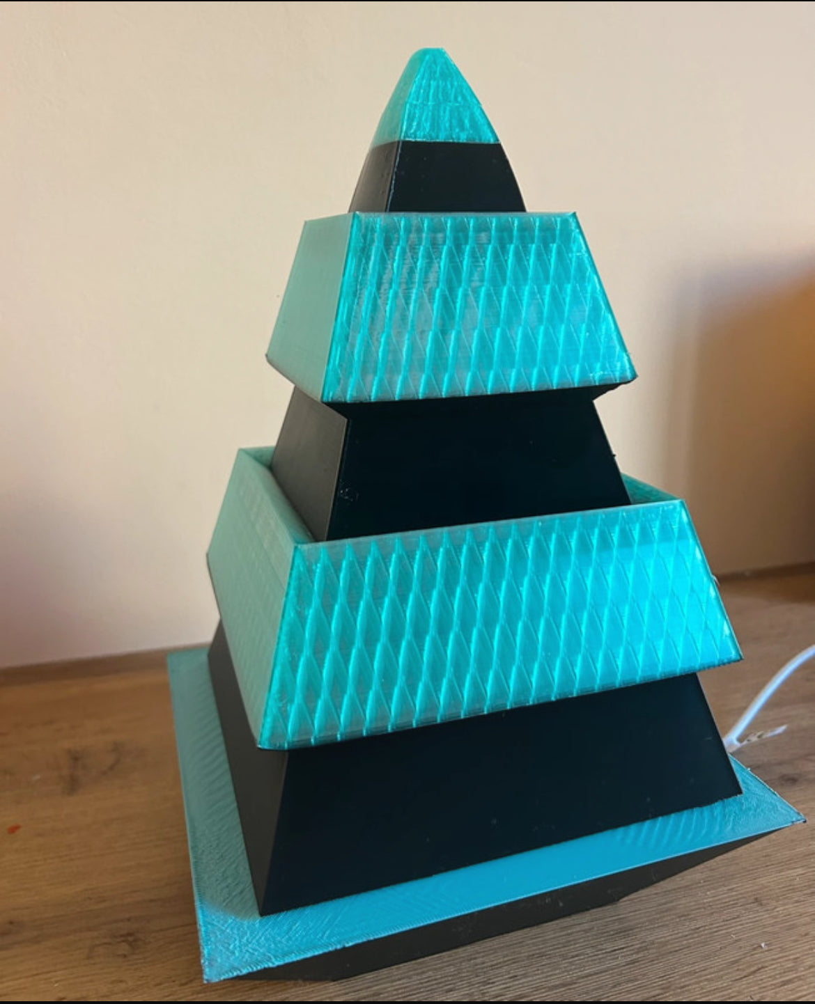 Dettaglio della Lampada Torre di Babele stampata in 3D con fasce geometriche traslucide