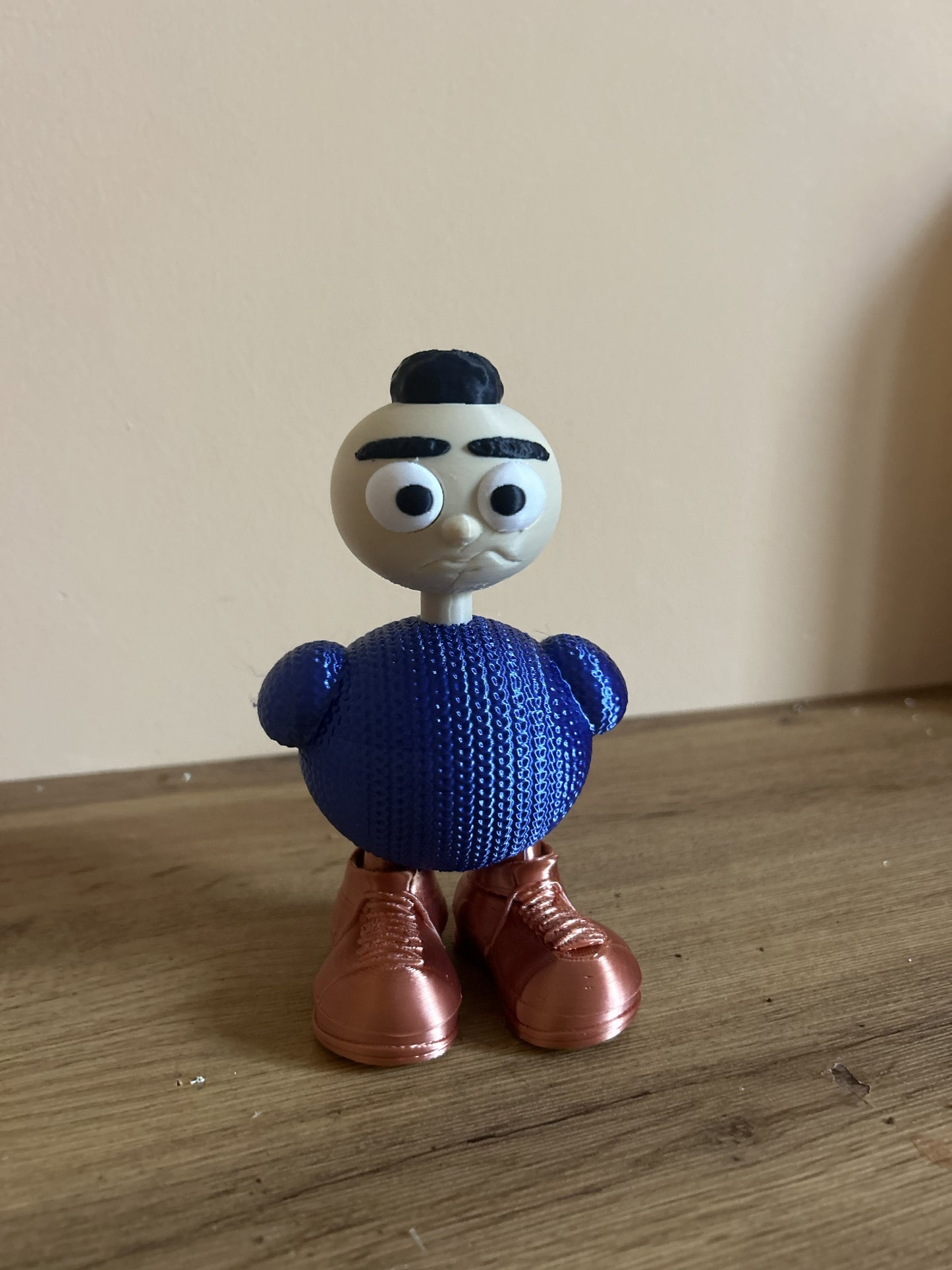 Vista frontale della Nonnina Fjoccolosa stampata in 3D in PLA, personaggio decorativo della collezione Fjoccolosa.