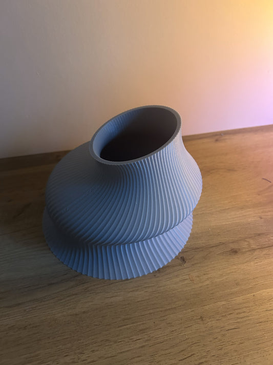 Vaso di design moderno con forme morbide stampato in 3D