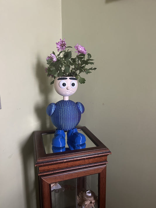 Vaso Nonnina Fjoccolosa decorativo stampato in 3D in PLA posizionato su mobile, vaso alto 40 cm