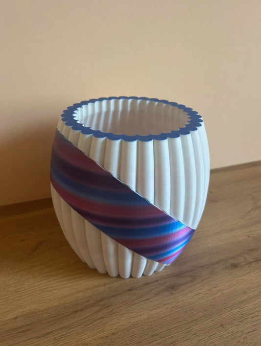 Dettaglio laterale del Vaso Orientale III in PLA stampato in 3D con texture decorativa.