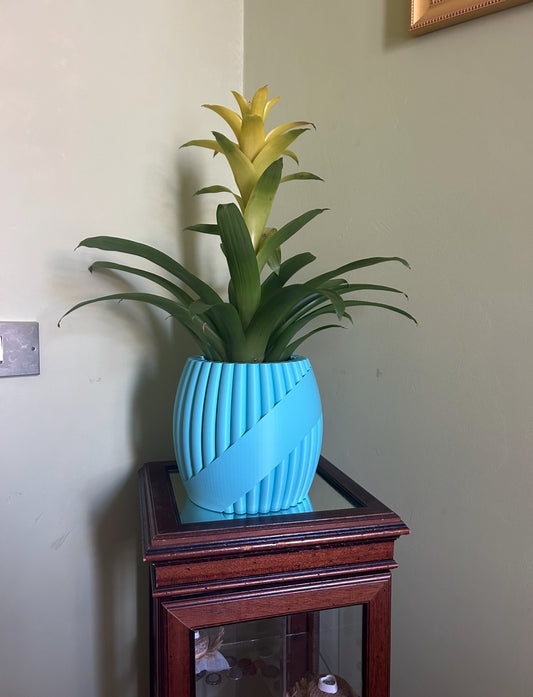 Vaso Orientale I porta pianta decorativo stampato in 3D in PLA, foto ambientata su mobile