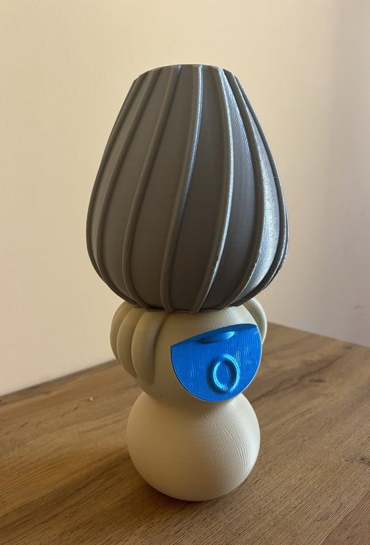 Dettaglio del vaso scultura tribale con superfici artistiche stampate in 3D