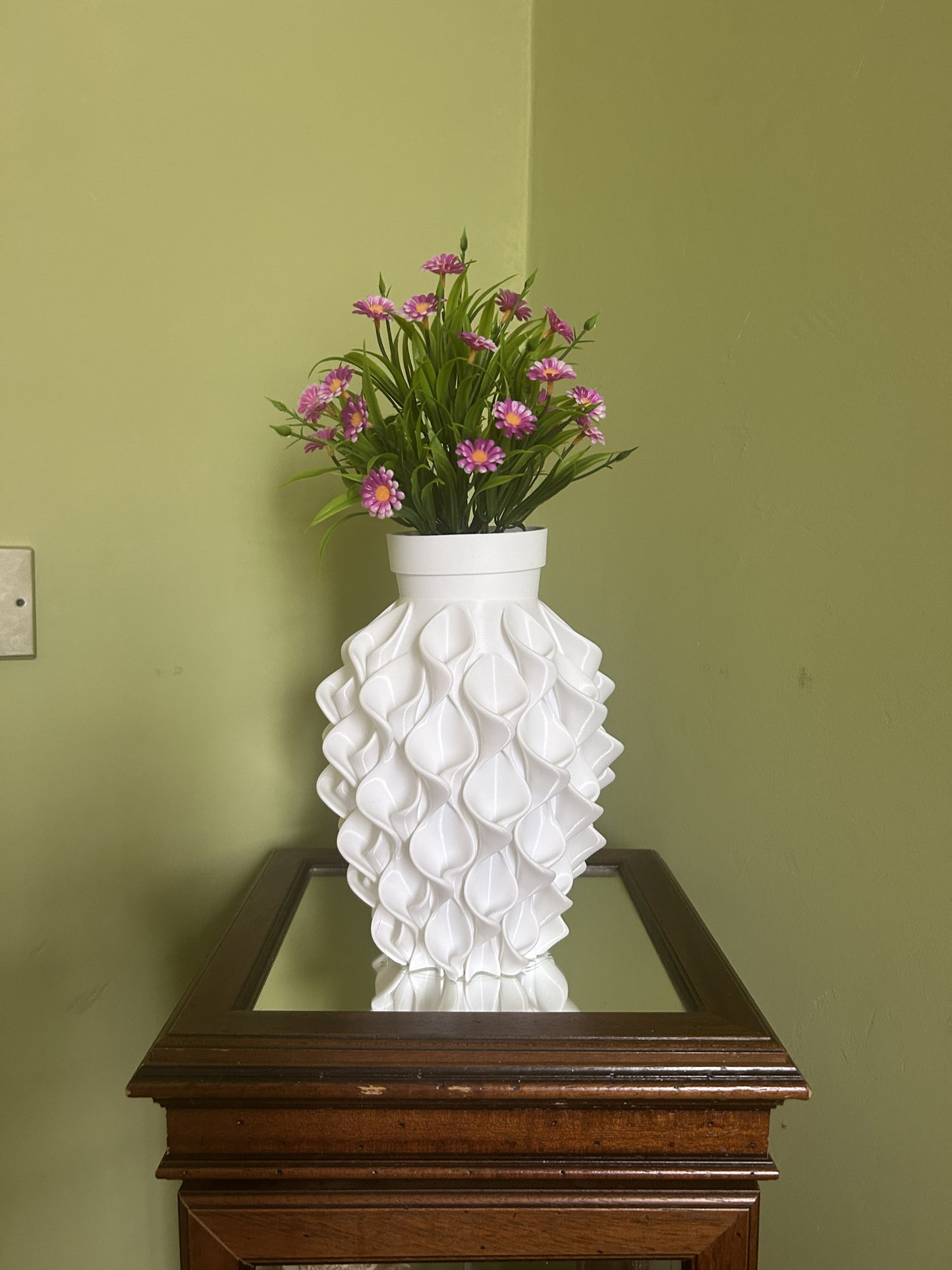 Vista del Vaso a Gemme con fiori, vaso decorativo 3D in PLA in ambiente interno