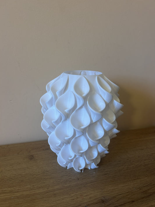 Vaso a Gemme bianco stampato in 3D in PLA, vista frontale su piano in legno