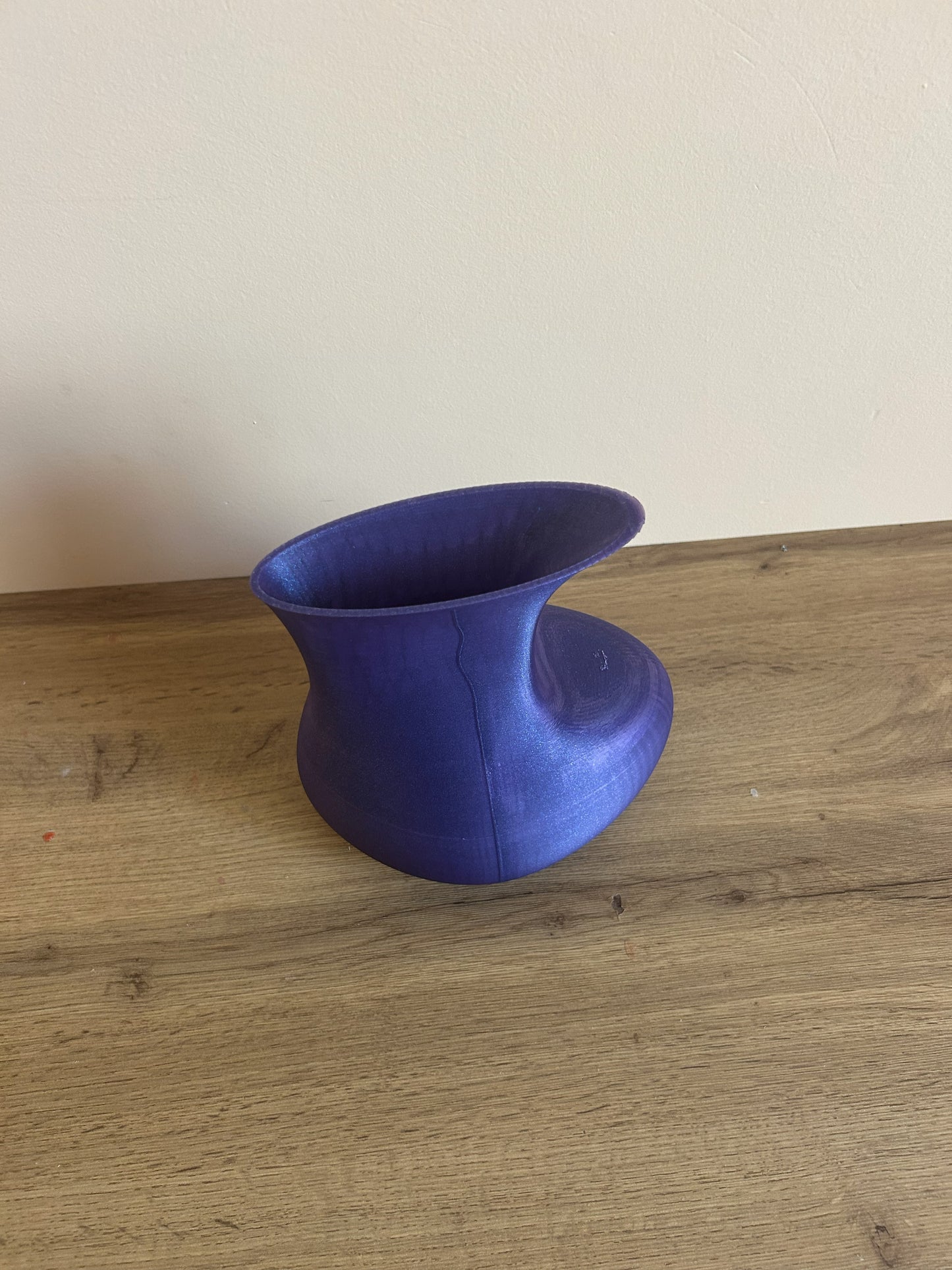 Vista dall’alto del vaso a forma di scarpa stampato in 3D in PLA, design creativo per arredamento moderno