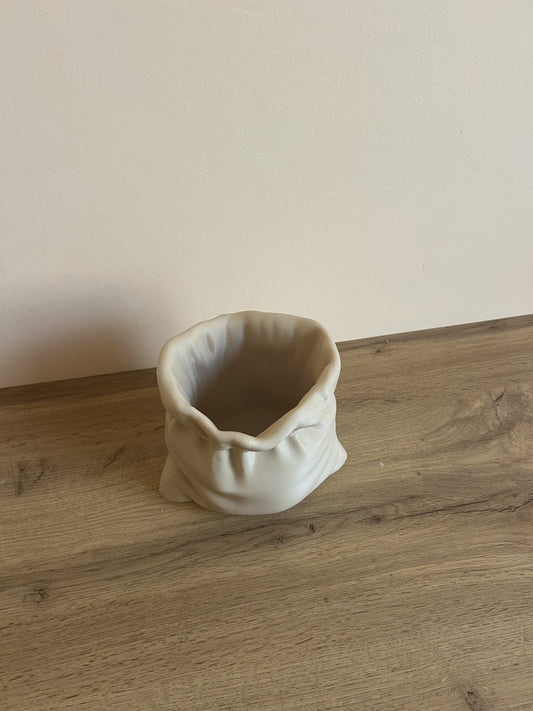 Vista dall’alto del vaso a sacco in PLA stampato in 3D con bordo irregolare