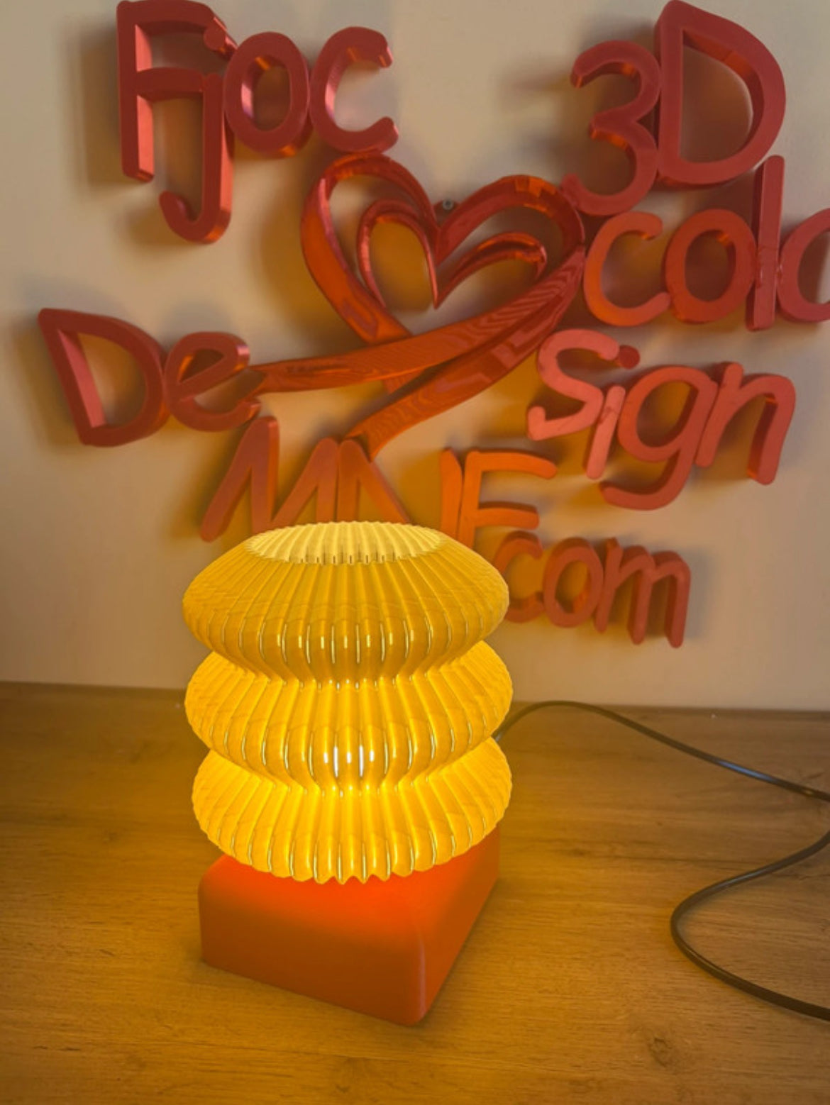 Lampada Nuvolosa a coste stampata in 3D in PLA dal design moderno