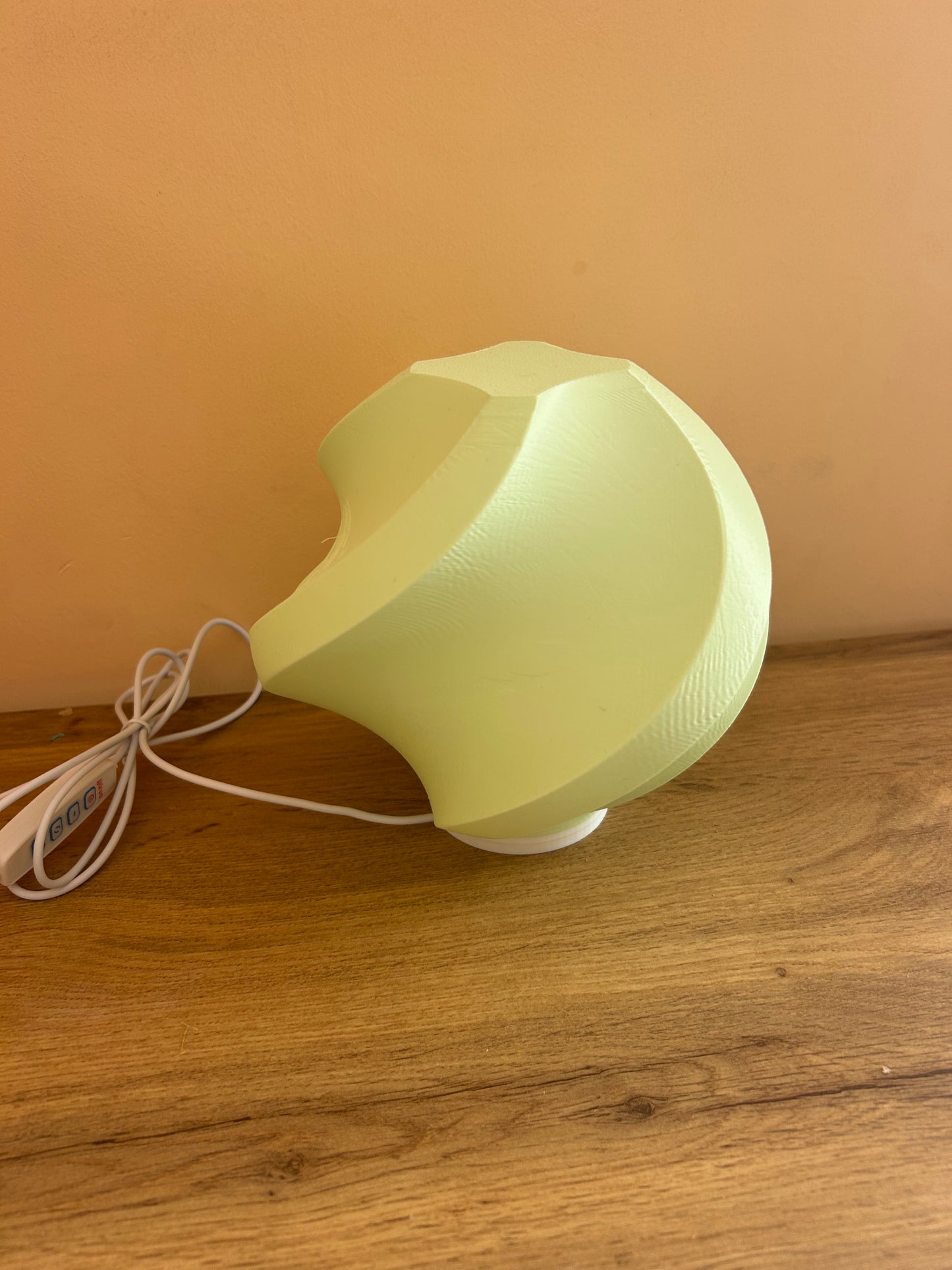 Dettaglio della lampada sferica in PLA ecologico 3D