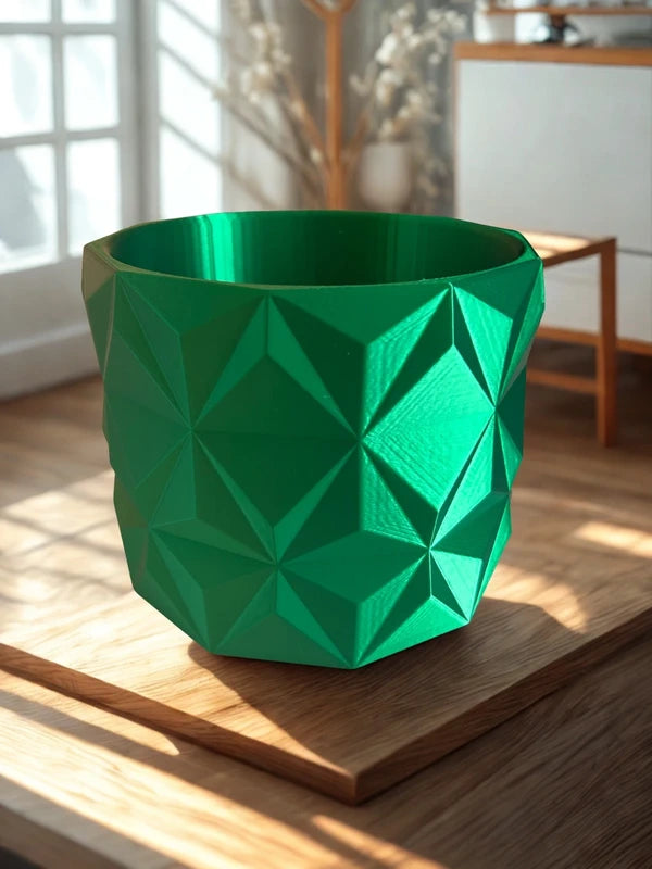 Vaso moderno verde stampato in 3D, vista frontale con design elegante e linee contemporanee.