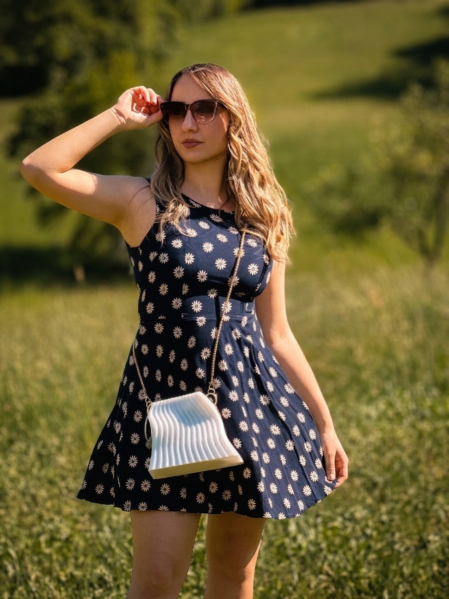 modella con borsa Urban Pearl mini bag PETG indossata in outfit casual elegante