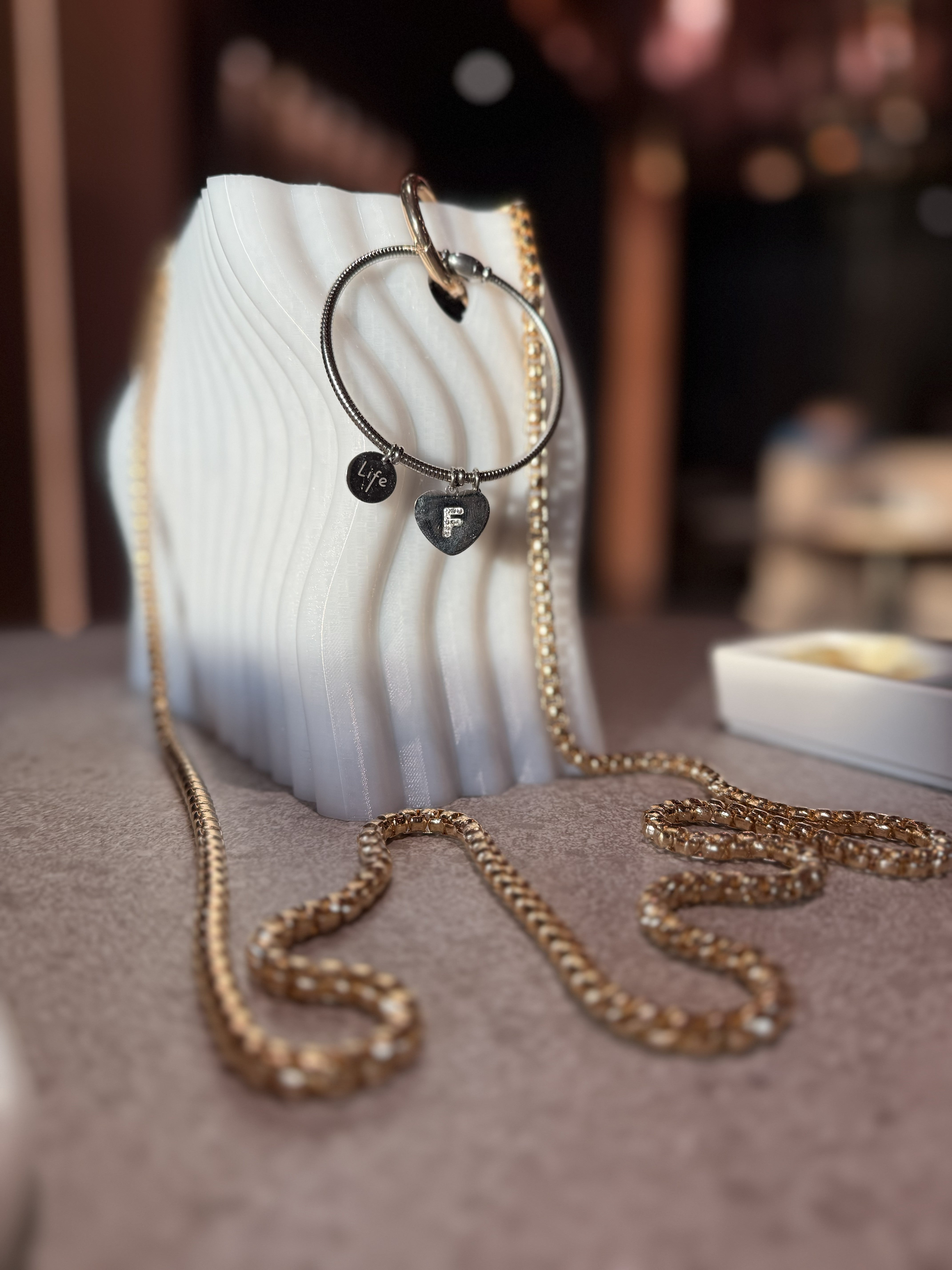 dettaglio catena metallica e finiture borsa Urban Pearl mini bag design artigianale