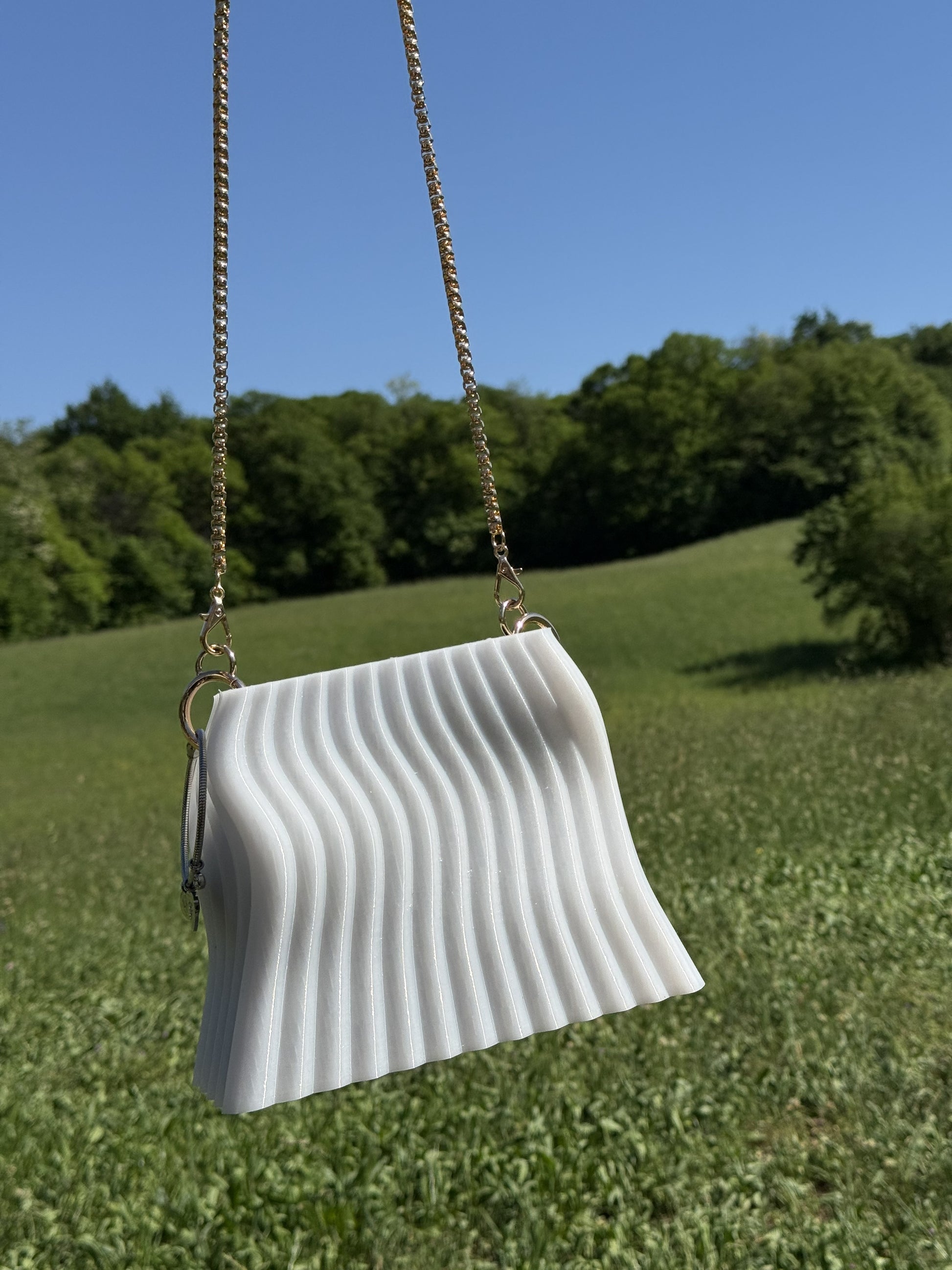 borsa Urban Pearl mini bag PETG con catena elegante in ambiente esterno naturale