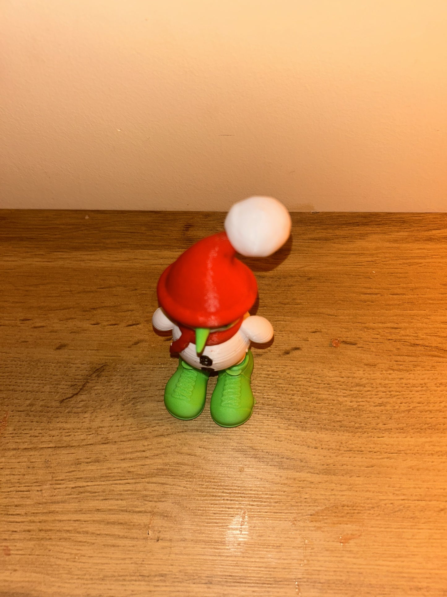 Dettaglio del Pupazzo di Neve Fjoccoloso in PLA stampato in 3D con sciarpa e cappello natalizio