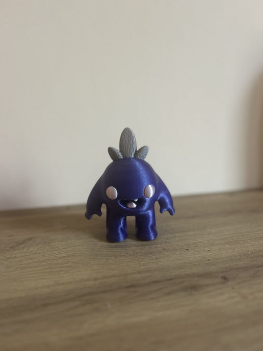 Fjody Fjoccolosa personaggio decorativo stampato in 3D in PLA, vista frontale su superficie in legno