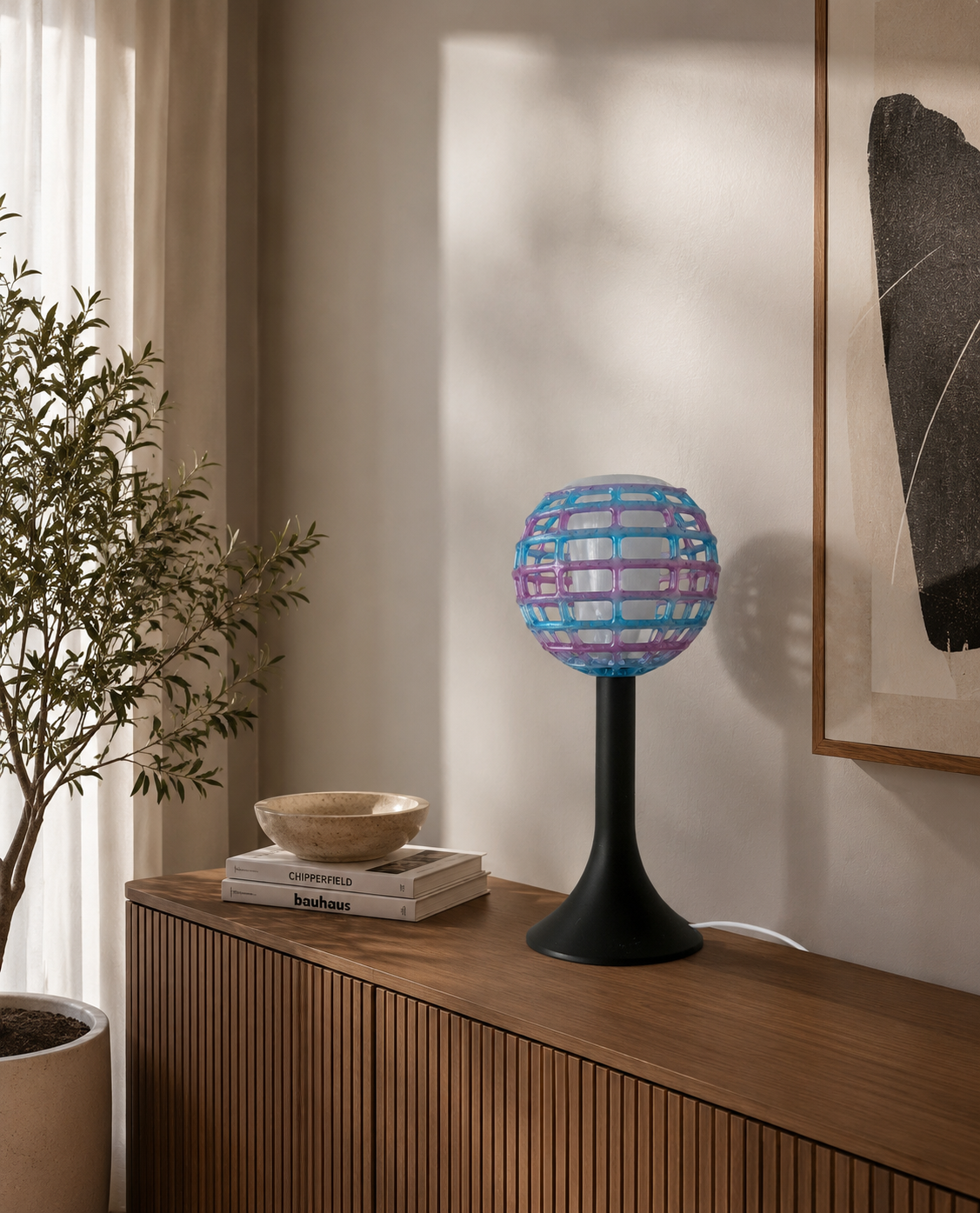 Lampada decorativa moderna La Luce Si Riaccende in PETG posizionata su credenza in ambiente minimal contemporaneo