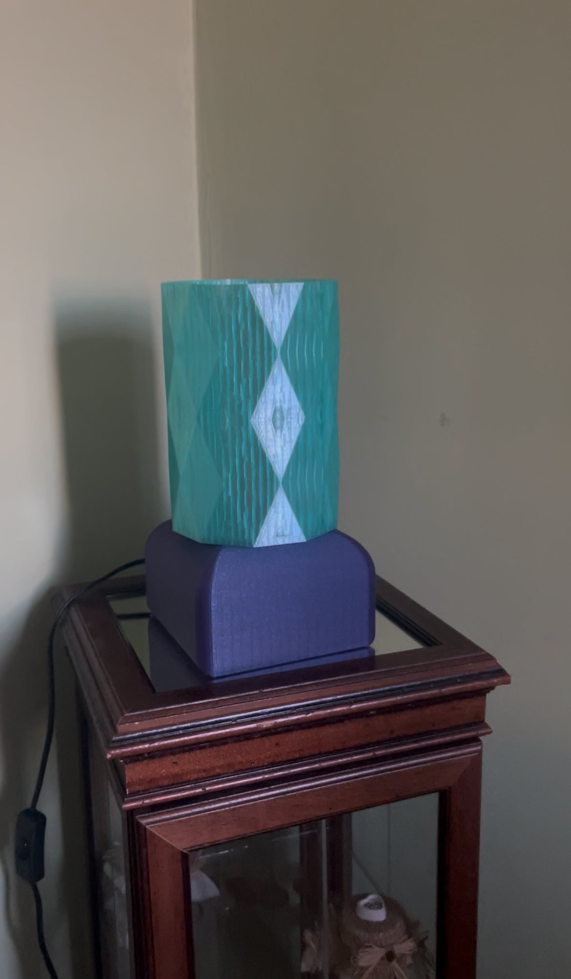 Lampada “Dopo la Mezzanotte” spenta su mobile, complemento d’arredo dal design geometrico