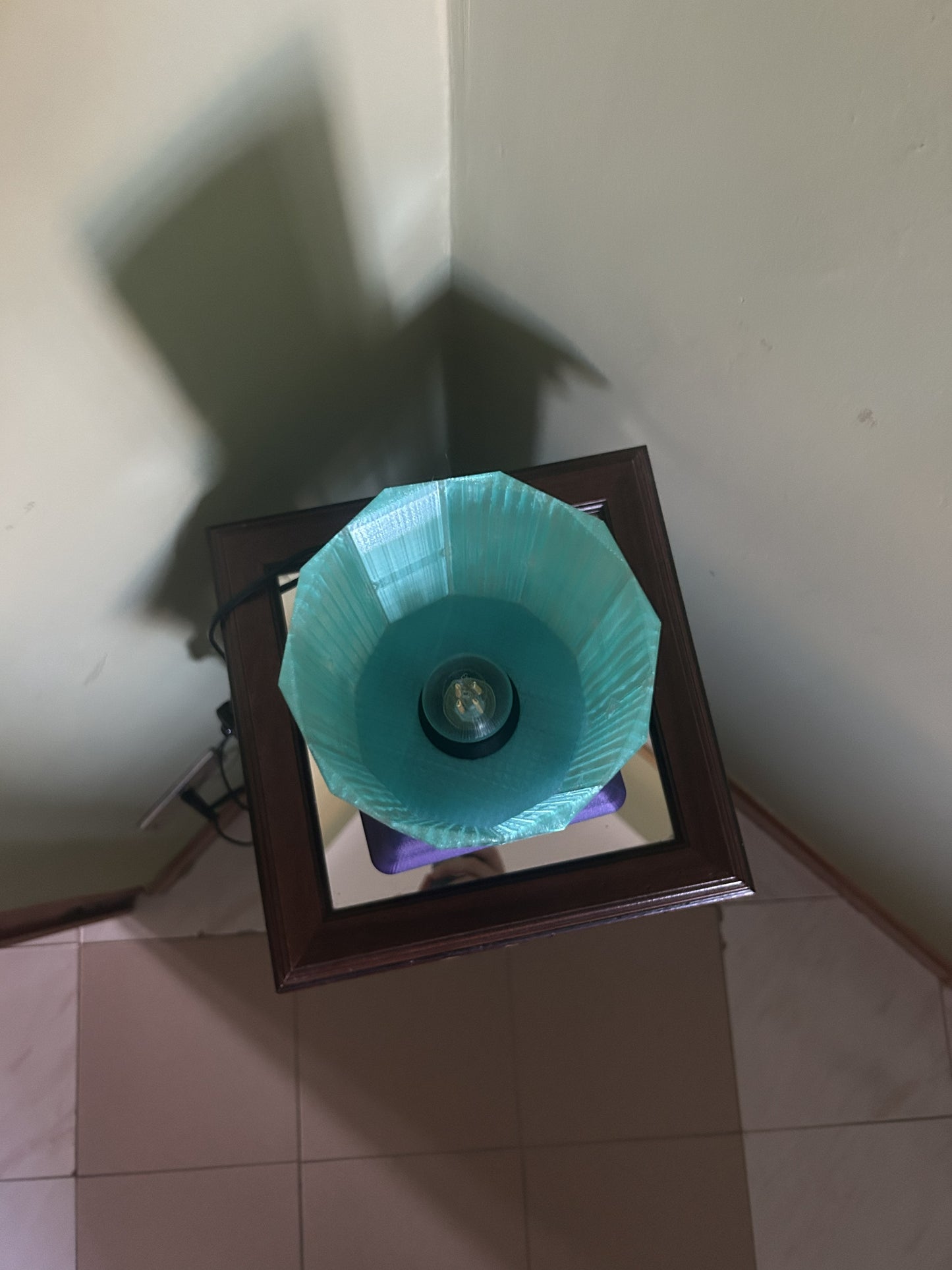 Vista dall’alto della lampada “Dopo la Mezzanotte”, forma geometrica del paralume stampato in 3D