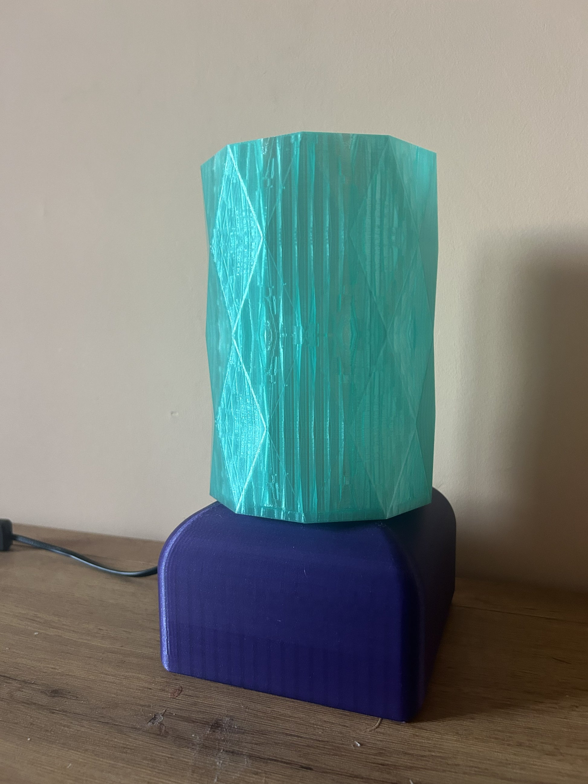 Lampada da tavolo “Dopo la Mezzanotte” in PLA stampata in 3D, vista frontale, design geometrico