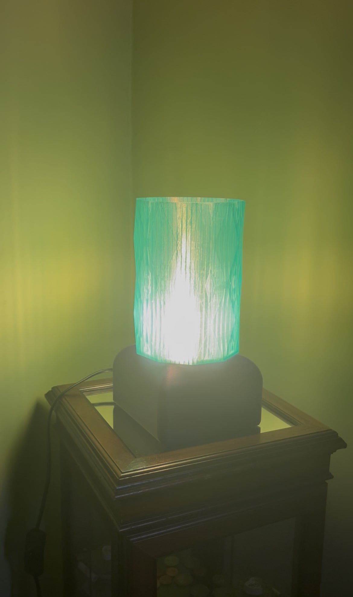 Lampada da tavolo “Dopo la Mezzanotte” accesa su mobile, illuminazione d’atmosfera per interni