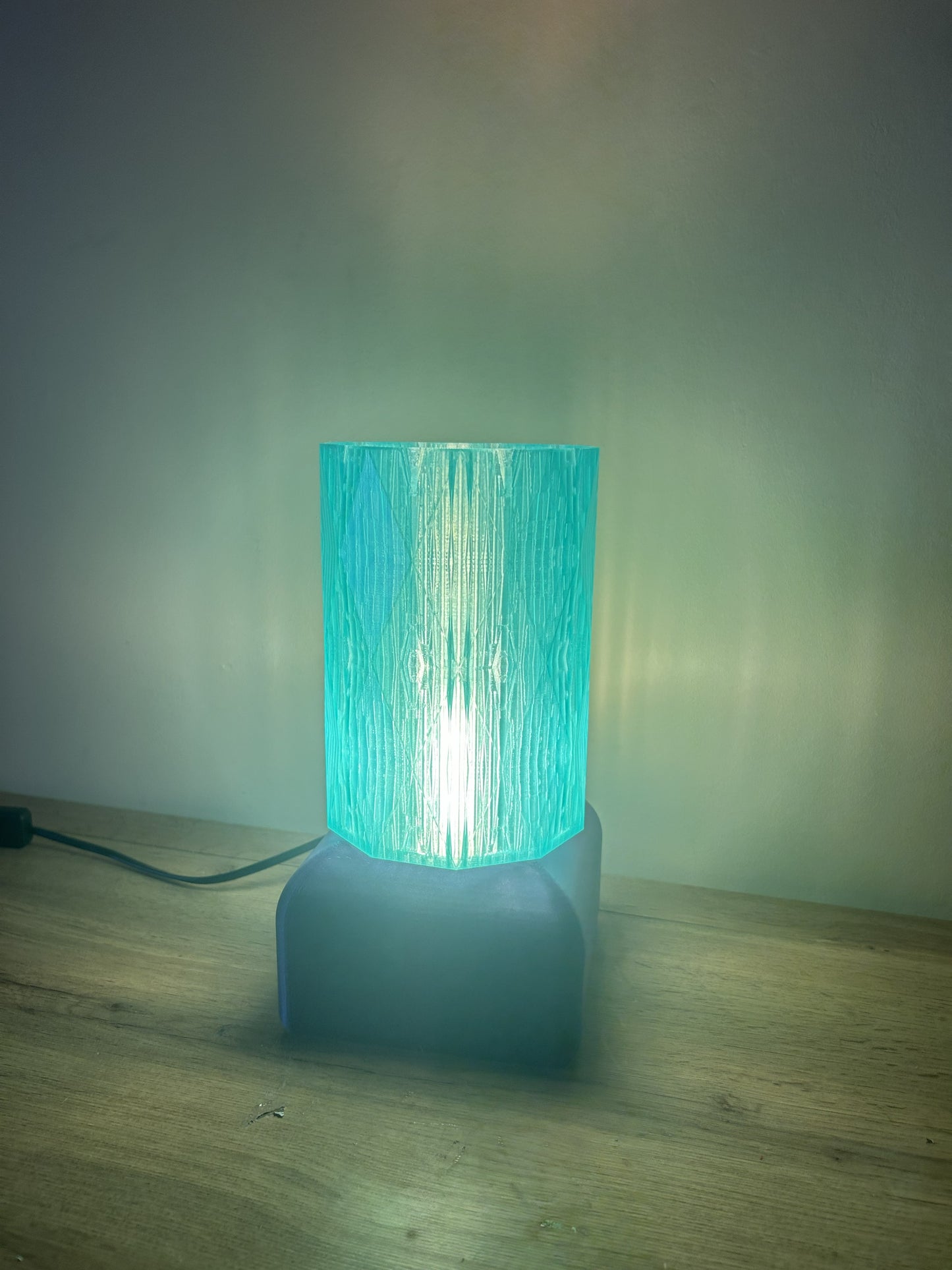 Lampada “Dopo la Mezzanotte” accesa, luce diffusa attraverso il paralume geometrico stampato in 3D