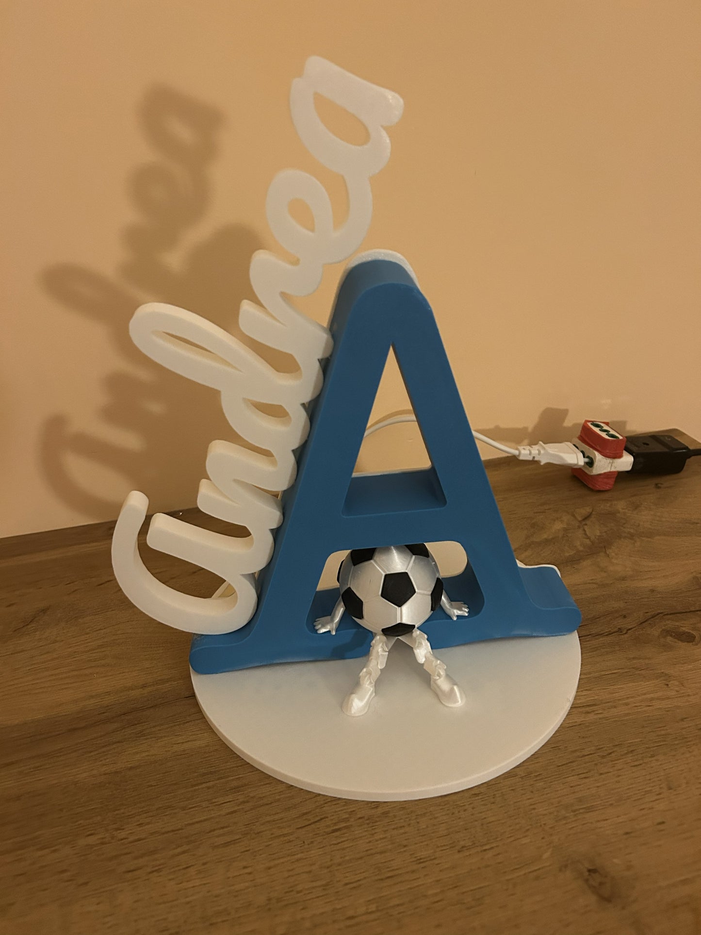 Lampada LED Andrea personalizzata con nome e lettera illuminata stampata in 3D in PLA