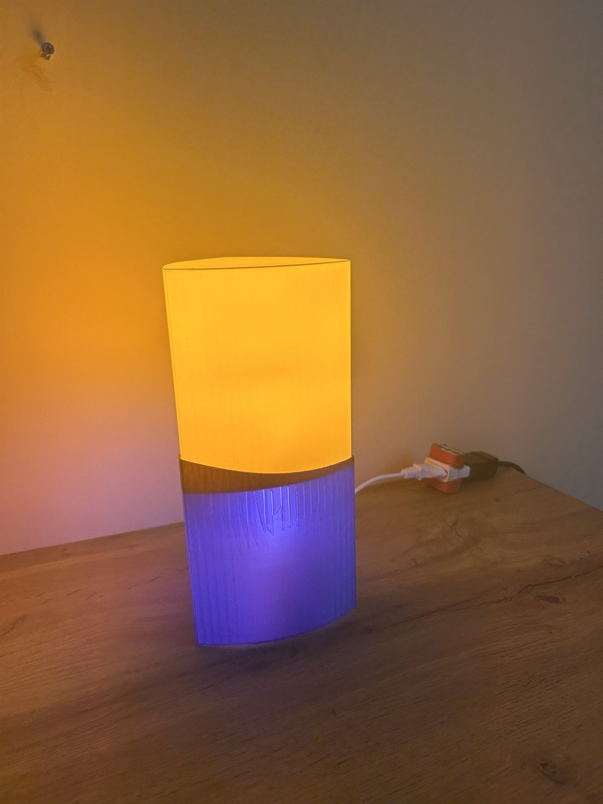 Lampada Lago Pogradec LED stampata in 3D in PLA con luce calda