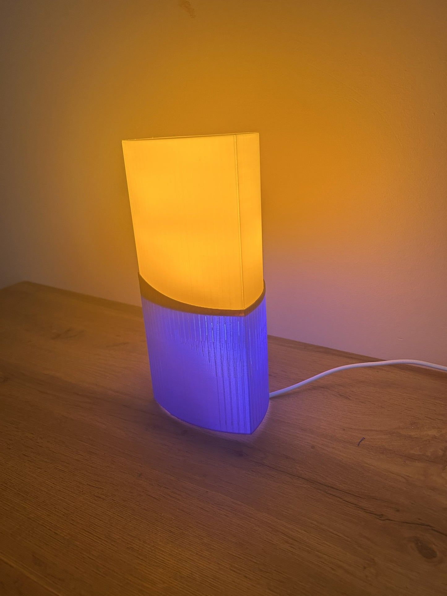 Lampada da tavolo LED moderna in PLA stampata in 3D