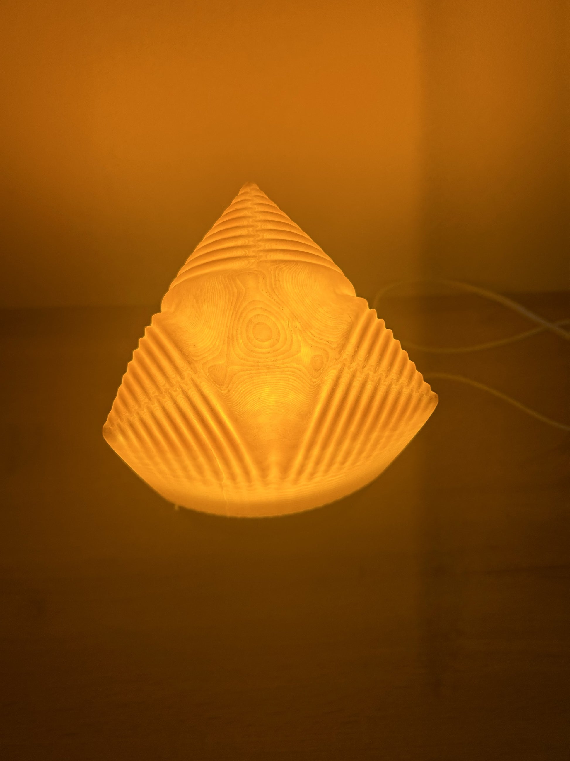 Vista dall’alto della Lampada Lago Pogradec stampata in 3D con lampadina e diffusore in PLA