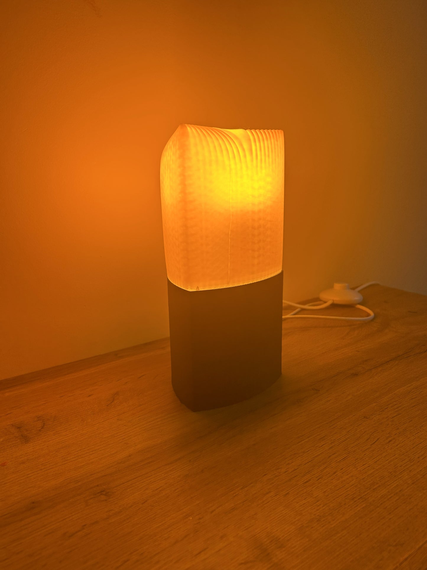 Lampada Lago Pogradec da tavolo stampata in 3D in PLA con lampadina accesa, luce calda e design moderno