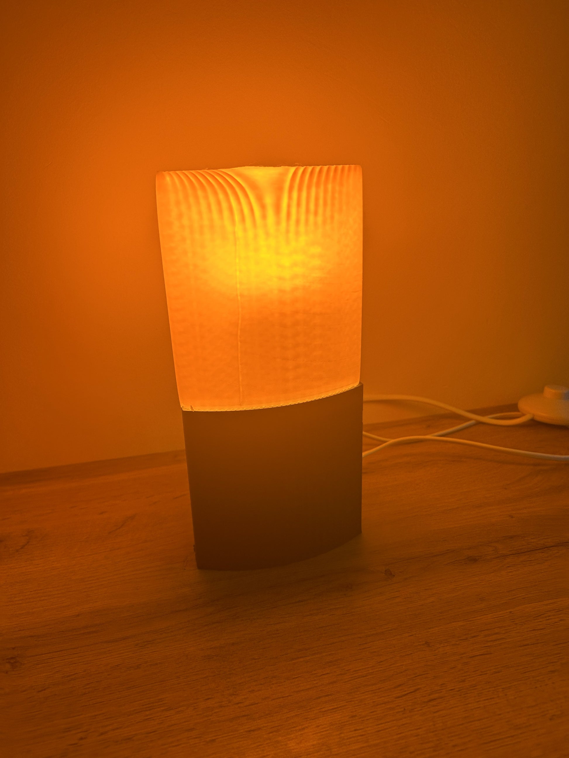 Lampada da tavolo Lago Pogradec in PLA stampata in 3D con illuminazione calda e design scultoreo