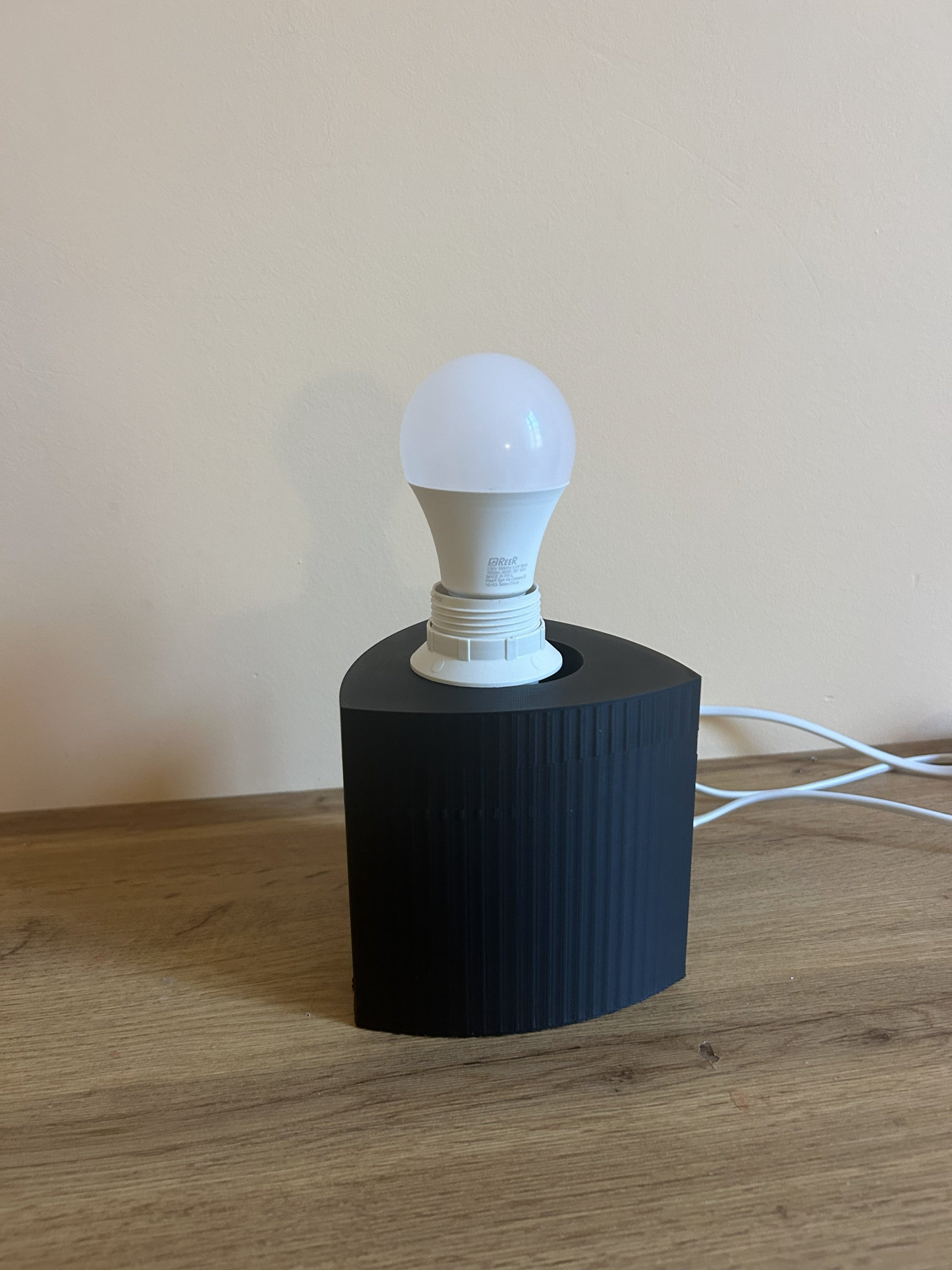 Dettaglio interno della Lampada Lago Pogradec con alloggio per lampadina e struttura stampata in 3D