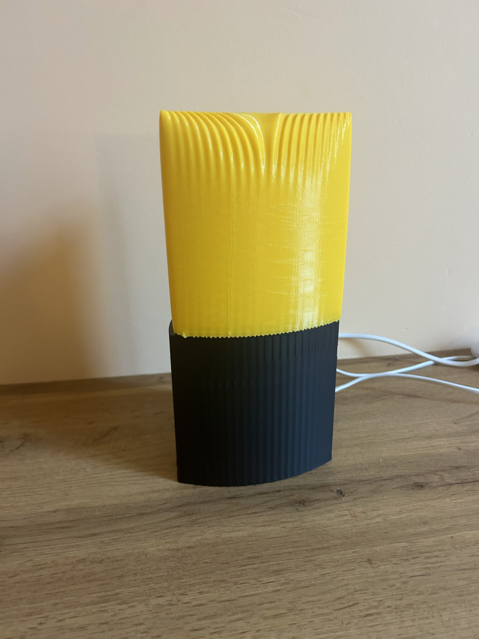 Lampada Lago Pogradec da tavolo in PLA stampata in 3D con design moderno e scultoreo