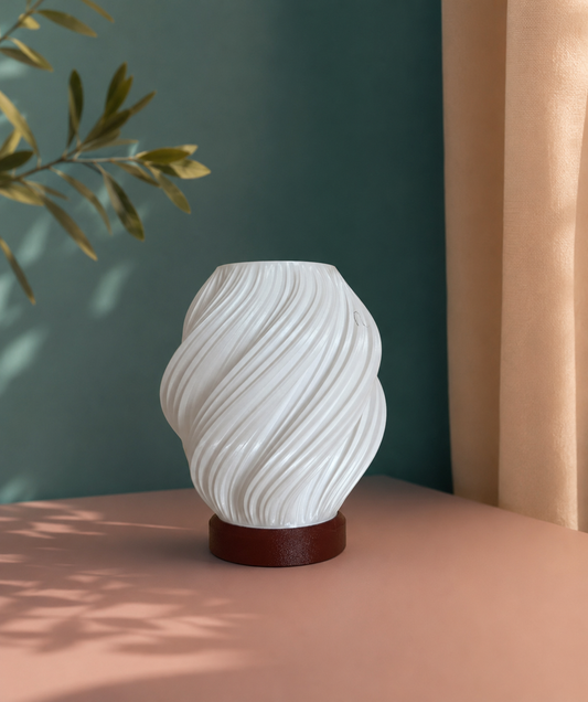 Lampada Ondea da tavolo in PETG spenta con design ondulato e base in legno