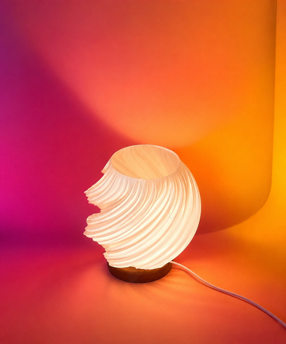 Lampada Ondea LED vista laterale con struttura ondulata in PETG e luce diffusa