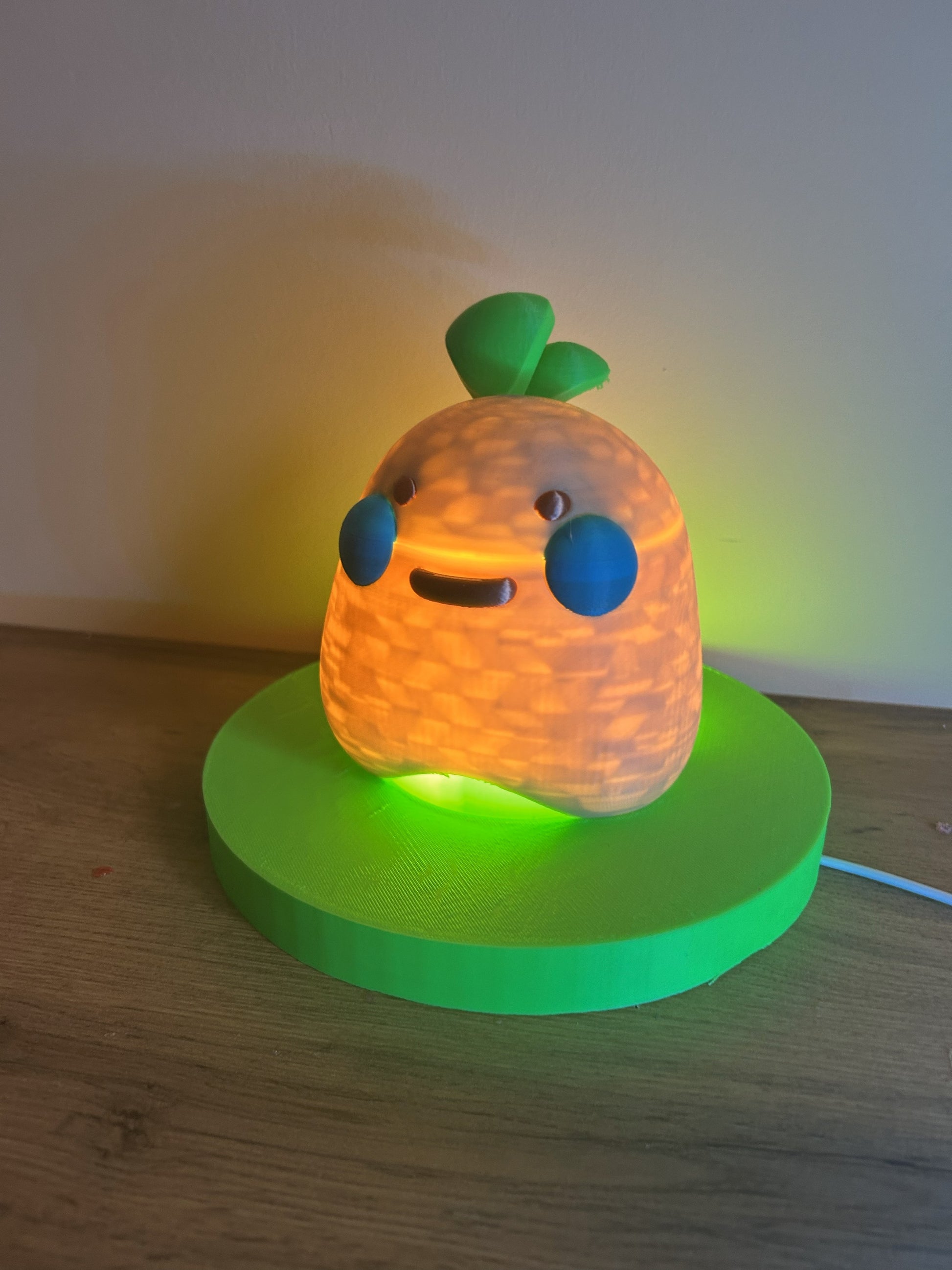 Lampada Patatina Gioiosa accesa con luce LED