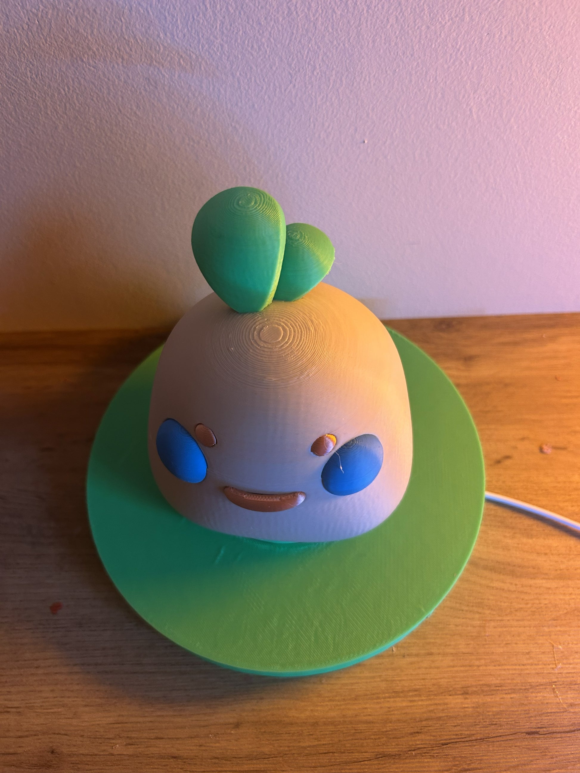 Lampada Patatina Gioiosa accesa con luce LED calda