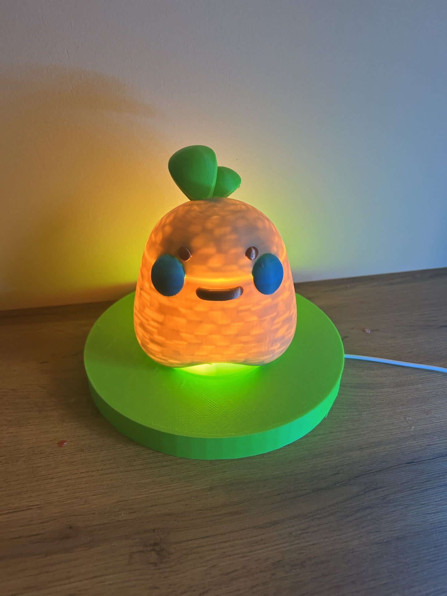 Effetto luminoso della Lampada Patatina Gioiosa accesa