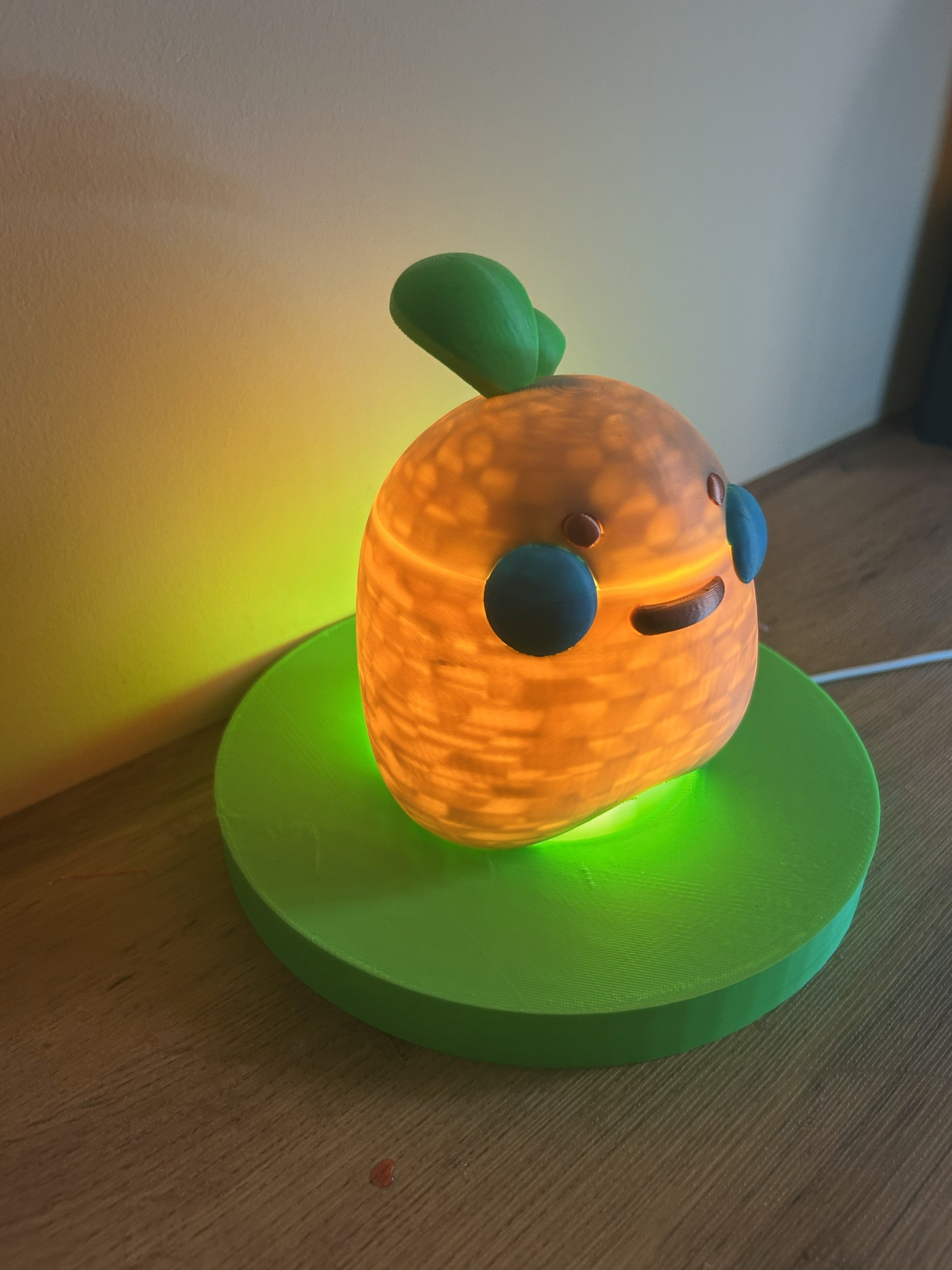 Lampada Patatina Gioiosa stampata in 3D vista laterale accesa