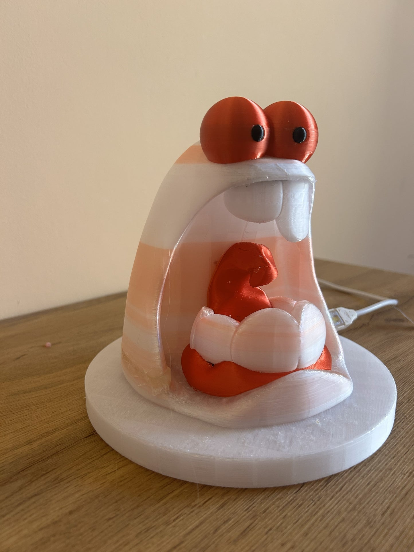 Lampada Paurosa in PLA stampata in 3D, vista laterale che mostra la forma scultorea e il design creativo