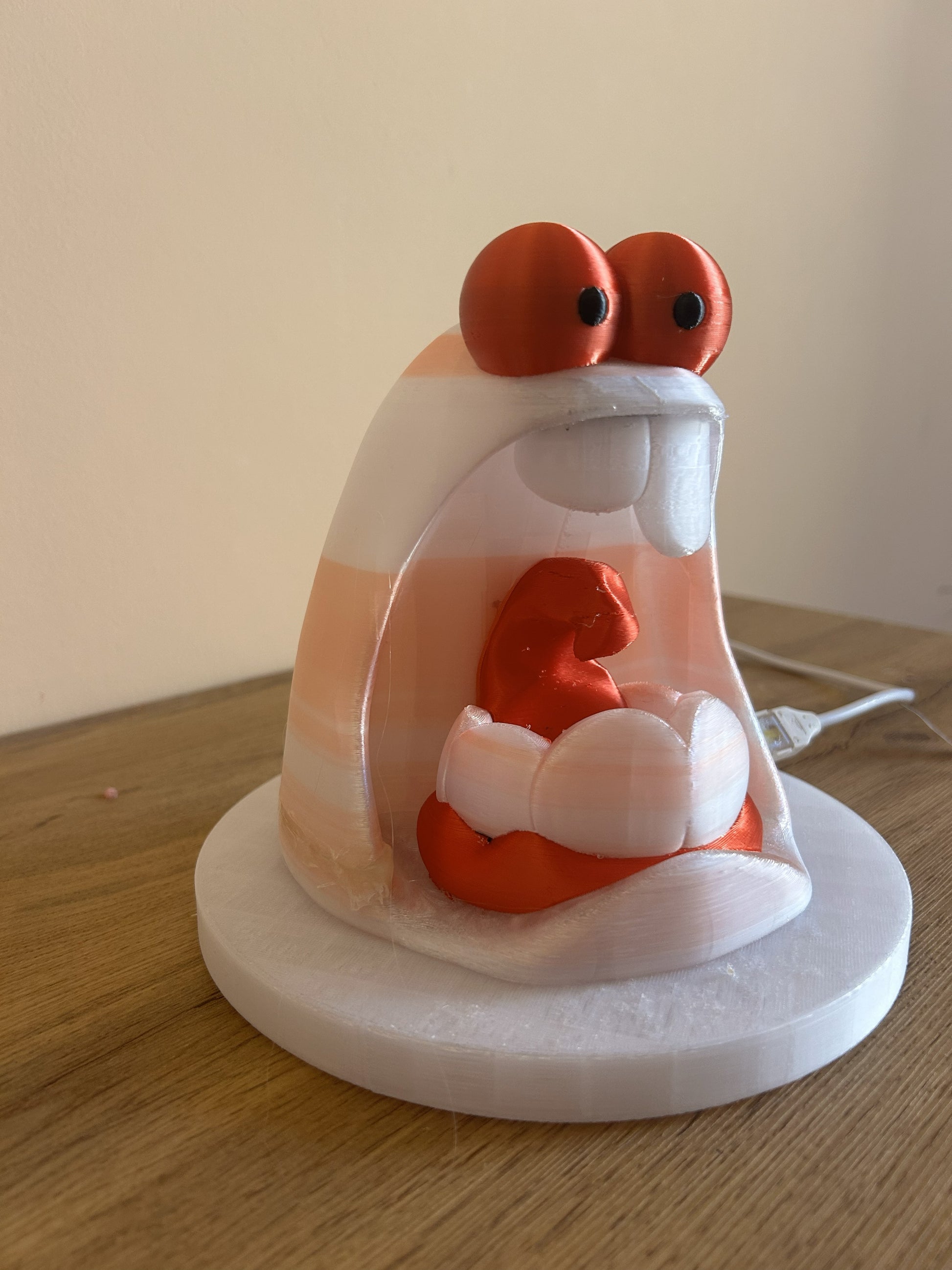 Lampada Paurosa in PLA stampata in 3D, vista laterale che mostra la forma scultorea e il design creativo