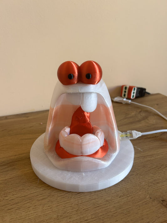 Lampada Paurosa decorativa stampata in 3D in PLA, vista frontale con design ironico e dettagli espressivi