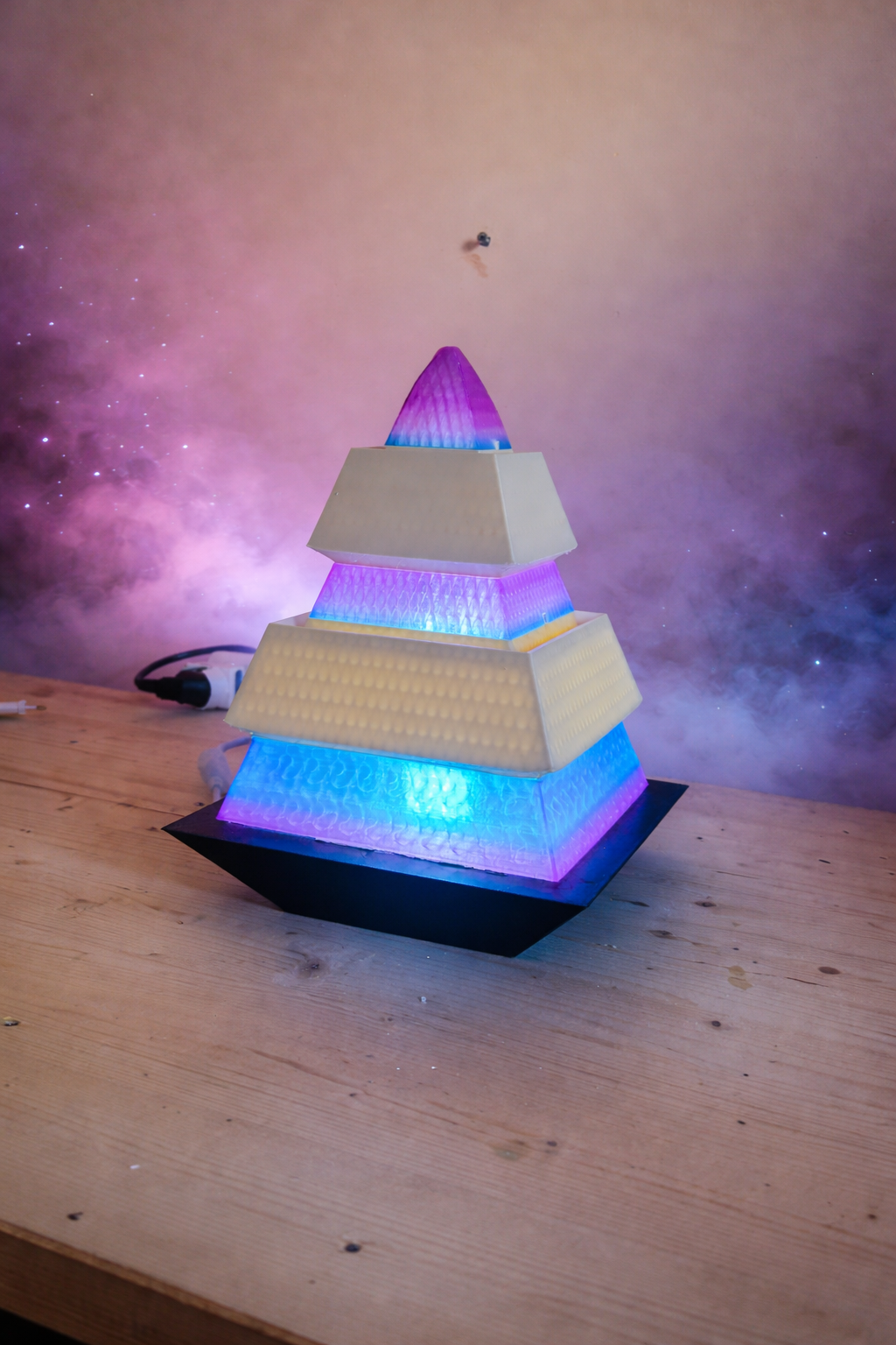 lampada piramide luce multicolore effetto atmosfera decorativa