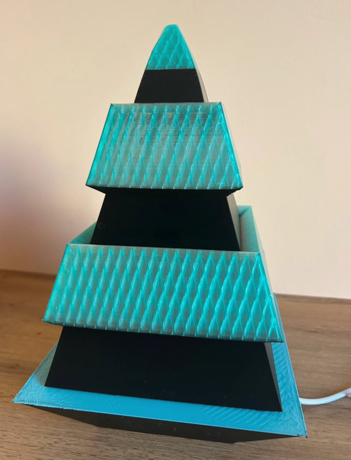 Lampada Torre di Babele LED stampata in 3D vista frontale, design geometrico moderno