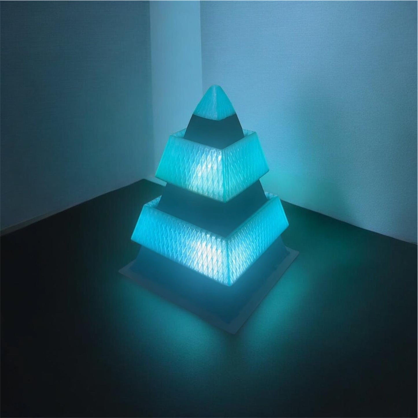 Lampada Torre di Babele LED accesa in ambiente, luce d’atmosfera e design moderno